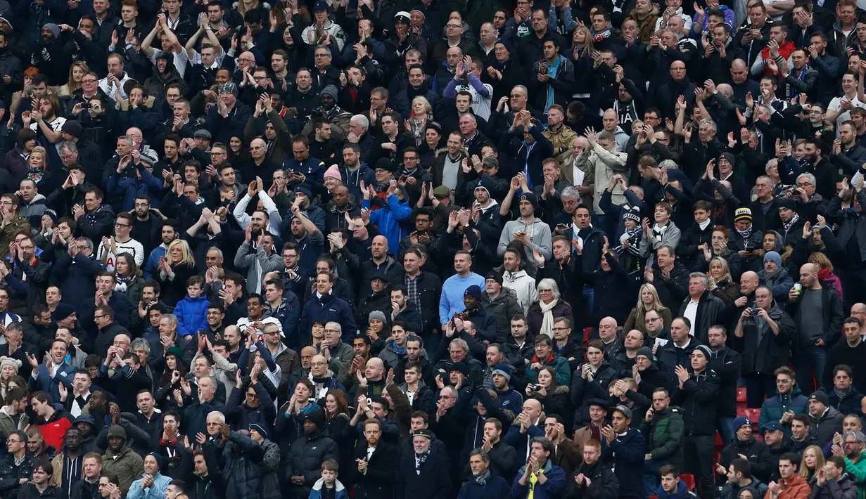 Sejumlah suporter memberikan dukungan kepada tim kesayangan mereka saat Laga Liga Premier Inggris di Stadion Old Trafford, Inggris(15/3/15). Manchester United menang 3-0 atas Tottenham Hotspur. (Reuters/Craig Brough)