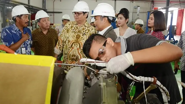 Menteri Perindustrian Airlangga Hatarto meninjau hanggar BAT di Bandara Hang Nadim, Batam (Dok Foto: Kemenperin)