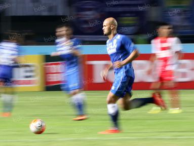Sergio Van Dijk menggiring bola melewati para pemain PSM Makassar pada laga Torabika SC 2016 di Stadion Gelora Bandung Lautan Api, Sabtu (2/7/2016). Persib menang 3-2. (Bola.com/Nicklas Hanoatubun)