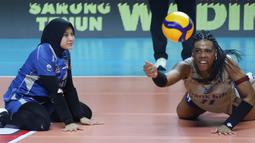 Dalam laga versus Bandung bjb, Livin' harus bersusah payah memenangkan laga tersebut. Padahal, bjb sudah tidak memiliki peluang ke final four. (Dok. PBVSI)