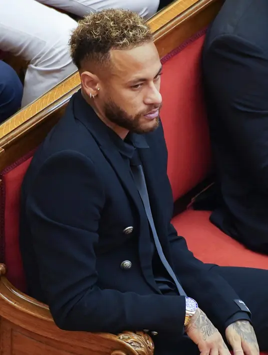 Mantan pemain Barcelona, Neymar duduk di ruang pengadilan di Barcelona, Spanyol, Senin 17 Oktober 2022. Selain Neymar, mantan presiden Barcelona Sandro Rosell dan perwakilan dari klub Spanyol dan tim Brasil Santos juga hadir di pengadilan setelah pengaduan yang diajukan oleh grup investasi Brasil DIS mengenai jumlah transfer pemain. Semua terdakwa telah membantah melakukan kesalahan. (AP Photo/Joan Mateu Parra)