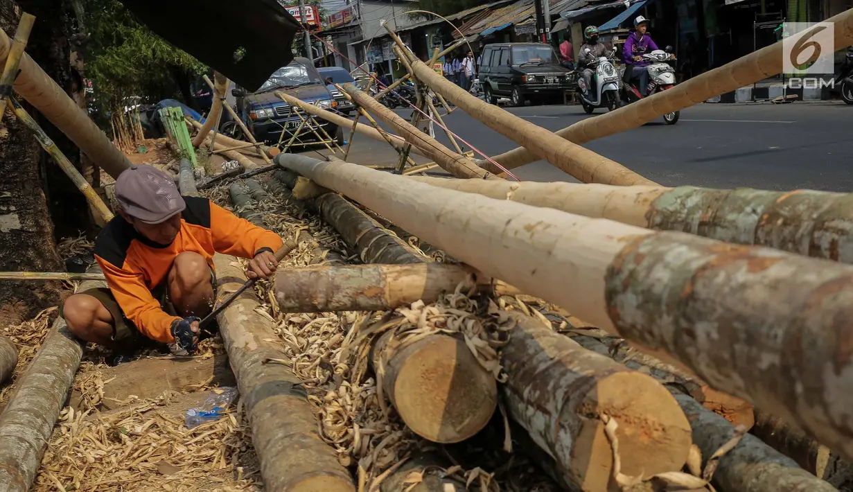 Pedagang membersihkan batang pinang yang akan dijual di kawasan Manggarai, Jakarta, Selasa (6/8/2019). Menjelang HUT RI ke-74 , penjual batang pinang musiman memasarkan dagangannya yang biasa digunakan untuk perlombaan panjat pinang. (Liputan6.com/Faizal Fanani)