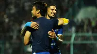 Hamka Hamzah dan Arthur Cunha da Rocha jadi andalan Arema lewat peluang dari bola mati. (Bola.com/Iwan Setiawan)