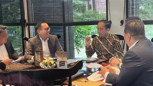 Presiden ke-7 RI Joko Widodo alias Jokowi bertemu dengan tim kuasa hukumnya di Menteng, Jakarta Pusat, Selasa (22/4/2025). Jokowi dan tim kuasa hukumnya membahas mengenai pelaporan soal isu ijazah palsu. (Liputan6.com/Nanda Perdana Putra)