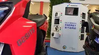 Swapping baterai atau tukar baterai khusus sepeda motor listrik hadir sudah hadir di Green Energy Station (GES) oleh PT Pertamina (Persero) Tbk di  SPBU Pertamina 31.129.02 di jalan HR Rasuna Said, Kuningan, Jakarta. (Herdi Muhardi)