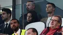 Pemain Juventus, Cristiano Ronaldo dan kekasihnya, Georgina menyaksikan timnya menghadapi Young Boys pada laga kedua Grup H Liga Champions di Allianz Stadium, Selasa (2/10). Ronaldo hanya menjadi penonton karena terkena kartu merah. (AFP/Marco BERTORELLO)