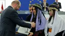 Nadia Murad Basee Taha dan Lamiya Aji Bashar, perempuan Irak dari suku Yazidi, menerima penghargaan Sakharov Prize 2016 dari Presiden Parlemen Eropa Martin Schulz dalam upacara penghargaan di Strasbourg, Prancis, Selasa (13/12). (REUTERS/Vincent Kessler)