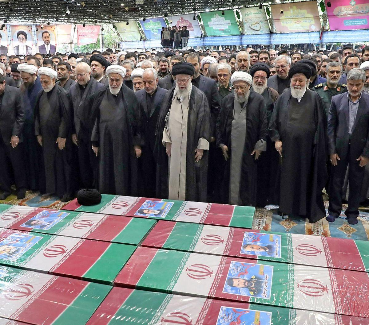 Pemimpin Tertinggi Iran Ayatolla Khamenei memimpin salat jenazah Presiden Iran Ebrahim Raisi dan tujuh pendampingnya di Teheran, Iran, Rabu (22/5/2024). Salat jenazah Ebrahim Raisi ini diikuti ribuan orang yang memadati lokasi persemayaman. Foto:&nbsp;Ira