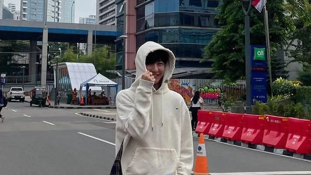 Semakin Melokal, Renjun NCT Dream Pamer Catwalk di Zebra Cross Citayam Fashion Week
