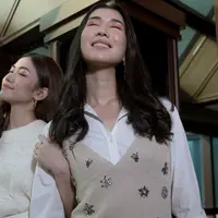 Christie dan Elma mengenakan outfit dengan siluet workwear. Outfit keduanya di sini memiliki nuansa yang senada, yaitu warna putih dan cokelat muda. Foto: Document FIMELA.