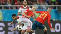 Pemain Maroko Younes Belhanda berebut bola dengan pemain Spanyol Andres Iniesta, dan David Silva saat pertandingan Piala Dunia 2018 di Stadion Kaliningrad, Rusia (25/6). Dengan hasil tersebut Spanyol lolos ke babak 16 besar. (AP/Petr David Josek)