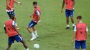 Striker baru Chelsea, Alvaro Morata, mengikuti sesi latihan di Singapura, Senin (24/7/2017). Chelsea akan bersua Bayern Munchen pada laga International Champions Cup 2017. (AFP/Roslan Rahman)