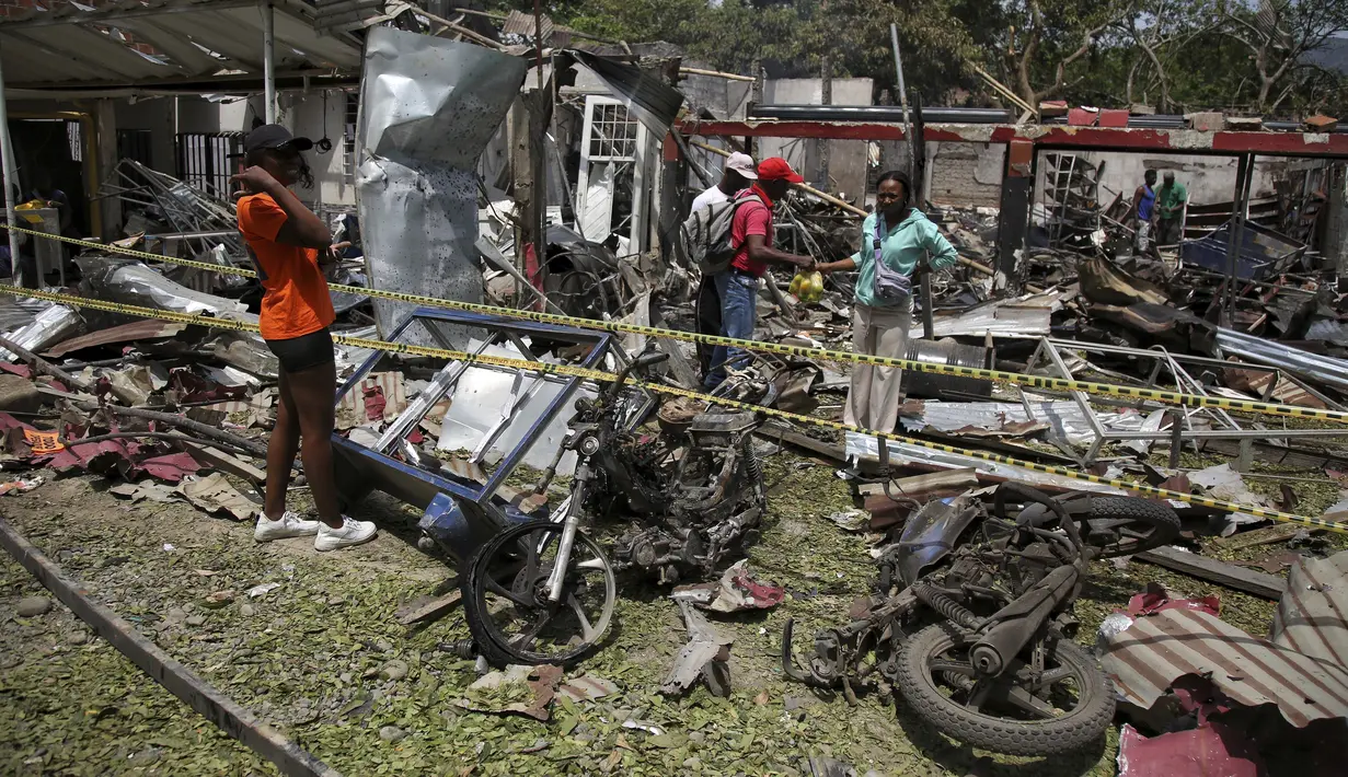 Kantor polisi hingga rumah disekitarnya pun tampak rusak. (AP Photo/Andres Quintero)
