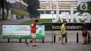 Warga berolahraga di kawasan Lapangan Banteng, Jakarta, Kamis (19/8/2021). Pemerintah Provinsi DKI Jakarta mengizinkan warga berolahraga di ruang terbuka selama perpanjangan PPKM Level 4 hingga 23 Agustus 2021. (Liputan6.com/Faizal Fanani)