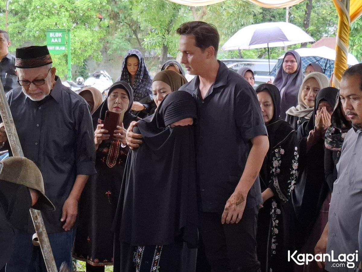 8 Potret Andhika Pratama Beberkan Alasan Ibu Mertuanya Dimakamkan Satu Liang dengan Adik Ussy Sulistiawaty