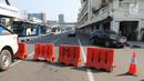 Sejumlah kendaraan melintas di kawasan Harmoni, Jakarta Pusat, Selasa (1/5). Rekayasa lalin diberlakukan di sejumlah titik aksi di Jakarta imbas dari kegiatan May Day 2018. (Liputan6.com/Arya Manggala)