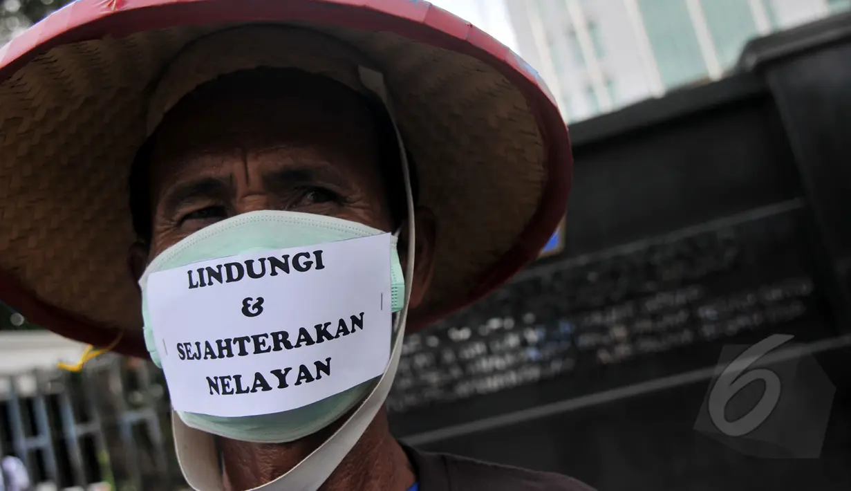 Koalisi Rakyat Untuk Keadilan Perikanan (KIARA) melakukan aksi di gedung Kementrian Kelautan dan Perikanan, Jakarta (6/4/2015). Seorang peserta aksi menggunakan masker bertuliskan pesan untuk pemerintah saat ini. (Liputan6.com/Johan Tallo)
