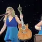 Taylor Swift terlihat sedang mengatasi masalah malfunction wardrobe di atas panggung. (TikTok @ella37980&nbsp;https://vt.tiktok.com/ZSYN3w2Co/)