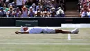 Tseng Chun Hsin terkapar setelah memenangkan pertandingan melawan Jack Draper dari Inggris pada final tunggal putra Kejuaraan Tenis Wimbledon Junior di London, (15/7). Tseng kini berperingkat 601 di tingkat senior. (AP Photo/Steven Paston)