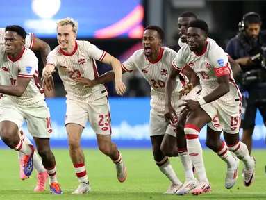 Para pemain Kanada merayakan kemenangan usai babak adu penalti dalam pertandingan perempat final Copa America 2024 melawan Venezuela di Stadion AT&T di Arlington, Texas, pada 5 Juli 2024 atau Sabtu 6 Juli 2024 pagi WIB. (CHARLY TRIBALLEAU/AFP)