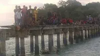 Menurut Sutopo, pengunjung yang jatuh ke laut selamat berkat menggunakan bantuan ban mobil.