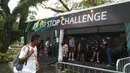 Sejumlah pengunjung mengikuti berbagai kegiatan di pit stop challenge pada ajang F1 GP Singapura, (17/9/2017). Kegiatan ini untuk menarik warga mengenal tentang F1. (Bola.com/Wirawan Kusuma)