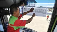 Awak bus memasang stiker angkutan Lebaran 2010 di Terminal Ubung, Bali, Jumat (3/9). Sedikitnya 180 bus telah dipersiapkan untuk angkutan mudik Idul Fitri 1431 H dari Bali ke berbagai kota.(Antara) 