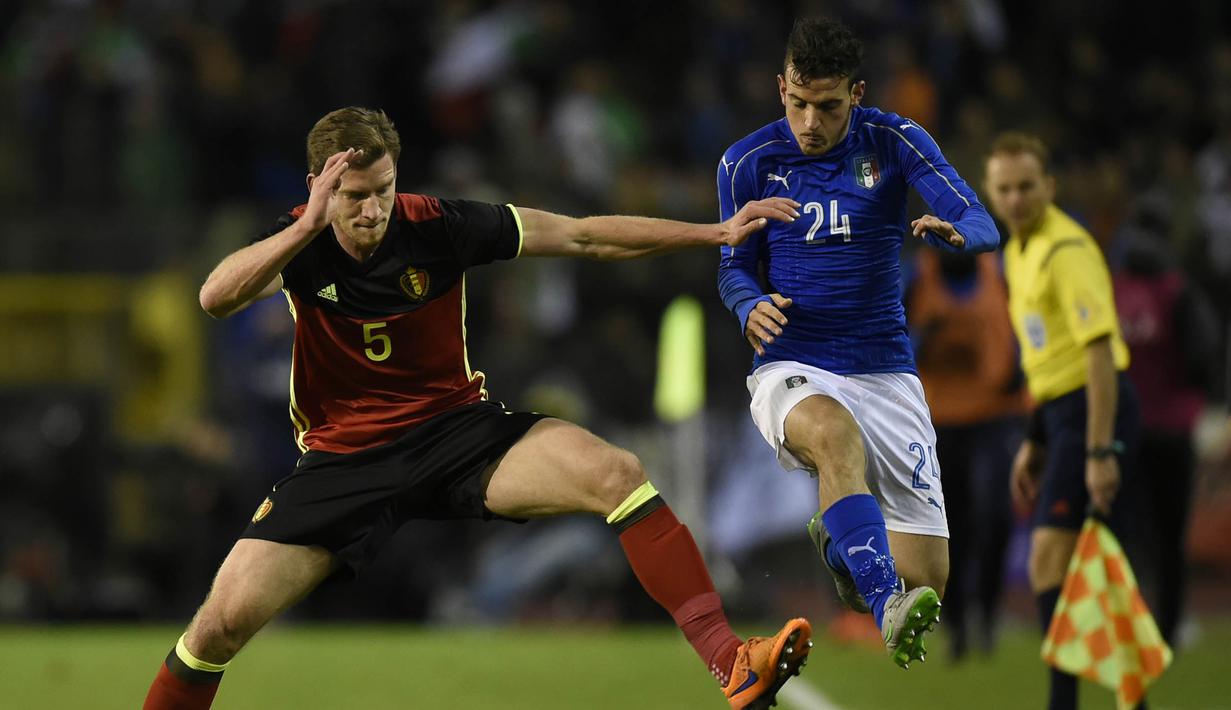 Bek Belgia, Jan Vertonghen berusaha menahan laju pemain Italia, Alessandro Florenzi pada laga persahabatan di Stadion King Baudouin, Belgia, Sabtu (13/11/2015). (AFP Photo/John Thys)