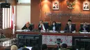 Ketua Dewan Kehormatan Penyelenggara Pemilu (DKPP) Jimly Asshiddiqie (kiri) memimpin persidangan saat sidang terkait pilkada, Jakarta, Rabu (2/12/2015). Sidang tersebut berisi pembacaan 12 putusan terkait pilkada. (Liputan6.com/Faizal Fanani)