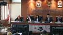 Ketua Dewan Kehormatan Penyelenggara Pemilu (DKPP) Jimly Asshiddiqie (kiri) memimpin persidangan saat sidang terkait pilkada, Jakarta, Rabu (2/12/2015). Sidang tersebut berisi pembacaan 12 putusan terkait pilkada. (Liputan6.com/Faizal Fanani)