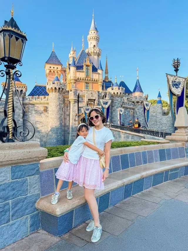 6 Gaya Kembar Shandy Aulia dan Claire Saat Quality Time di Disneyland, Kenakan Outfit Feminin Kasual Serba Dior