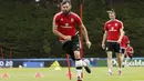 Ashley Williams berlatih serius bersama timnya di COSEC Stadium, Dinard, Prancis, (28/6/2016). (REUTERS/Gonzalo Fuentes)