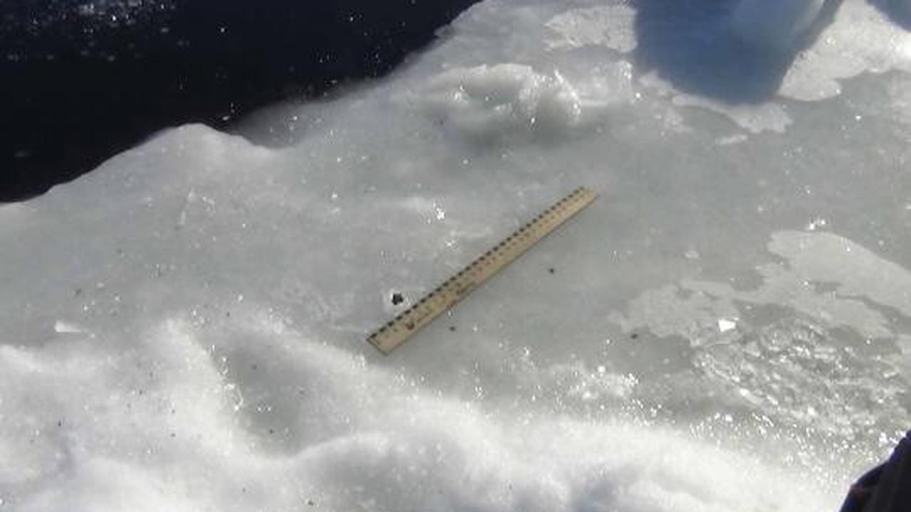 Meteor Rusia yang jatuh membentuk lubang di danau es
