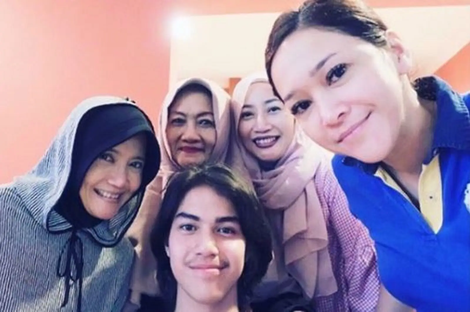 El Rumi pulang ke Indonesia, Maia Estianty kumpul bersama keluarga besarnya (Instagram/@maiaestiantyreal)