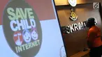 Salah satu tersangka dari kelompok hacker yang meretas situs PN Sulawesi Tenggara diperlihatkan saat rilis di Bareskrim Mabes Polri, Jakarta, Jumat (9/11). Empat pelaku ditangkap, mereka tergabung kelompok Black Hat. (Liputan6.com/Helmi Fithriansyah)