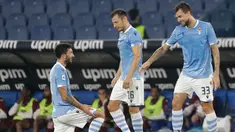 Pemain Lazio Francesco Acerbi (kanan) disemangati oleh rekan setimnya setelah mencetak gol ke gawang Torino pada laga Serie A Italia di Stadion Olimpiade Roma, Italia, Rabu (30/10/2019). Lazio membantai Torino 4-0. (AP Photo/Gregorio Borgia)