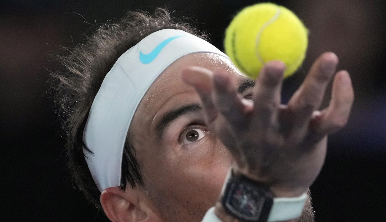 Namun Rafael Nadal tetap berusaha melanjutkan pertandingan dan pantang untuk menyerah, apalagi ia menyandang status sebagai juara bertahan. (AP Photo/Dita Alangkara)