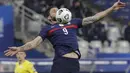 Penyerang Prancis, Olivier Giroud mengontrol bola saat bertanding melawan Ukraina pada pertandingan kualifikasi Piala Dunia D di stadion Start de France, di Saint Denis, utara Paris, Kamis (25/3/2021). Prancis bermain imbang atas Ukraina 1-1. (AP Photo/Thibault Camus)