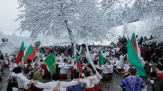  Sejumlah pria Bulgaria menari bersama di perairan sungai Tundzha selama perayaan Hari Epiphany di kota Kalofer, Bulgaria (6/1). Ritual ini dianggap sebagai salah satu cara untuk membersihkan diri dari segala dosa. (AP Photo/Valentina Petrova)