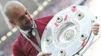 9. Kembali Josep Guardiola membuktikan tajinya, kali ini giliran Bayern Munchen yang dibawanya menjadi juara liga. Petualangan Pep di Jerman berbuah manis. (AFP/Angelika Warmuth)