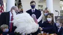 Asisten Presiden Donald Trump, Ivanka Trump (ketiga kanan) bersama Penasihat Gedung Putih Jared Kushner (tengah) serta anak mereka Arabella Kushner dan Theodore Kushner berkumpul dekat Corn si Kalkun Thanksgiving Nasional di Gedung Putih, Washington, AS, Selasa (24/11/2020). (AP Photo/Susan Walsh)