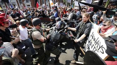 Bentrokan antar demonstran di Charlottesville, Virginia, Amerika Serikat (AP)