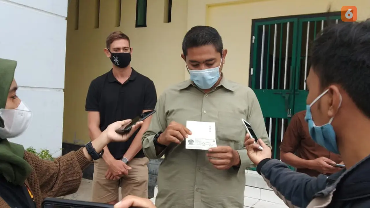 Kasi Intel Kantor Imigrasi Kelas I TPI Gorontalo Budi Mangatjo saat menunjukan dokumen resmi WNA Afsel (Arfandi Ibrahim/Liputan6.com)
