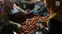 Pedagang menjual telur ayam di pasar tradisional di Jakarta, Kamis (6/12). Di tingkat pengecer, harga telur ayam mencapai Rp 28.000/kg. (Liputan6.com/Immanuel Antonius)