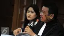 Terdakwa Jessica Wongso mendengarkan kuasa hukumnya memberikan ketarangan kepada hakim saat sidang lanjutan di Pengadilan Negeri Jakarta Pusat, Kamis (25/8). (Liputan6.com/Helmi Afandi)