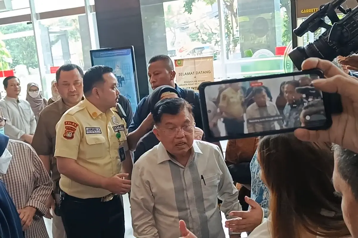 Mantan Wakil Presiden Jusuf Kalla (JK) menjadi saksi meringankan mantan Direktur Utama Pertamina Karen Agustiawan dalam perkara korupsi Liquefied Natural Gas (LNG) atau gas alam cair tahun 2011-2021, di Pengadilan Negeri Jakarta Pusat, Kamis (16/5/2024).