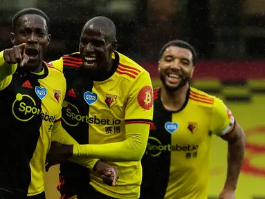 Striker Watford, Danny Welbeck, merayakan gol yang dicetaknya ke gawang Norwich City pada laga lanjutan ke-34 di Stadion Vicarage Road, Rabu (8/7/2020) dini hari WIB. Watford menang 2-1 atas Norwich City. (AFP/Matt Dunham/pool)