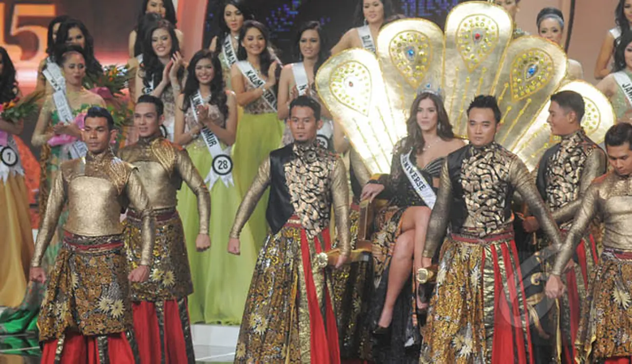 Miss Universe 2014 Paulina Vega saat menghadiri malam Grand Finalis Puteri Indonesia 2015 di JCC, Jakarta, Jumat (20/2). (Liputan6.com/Herman Zakharia)