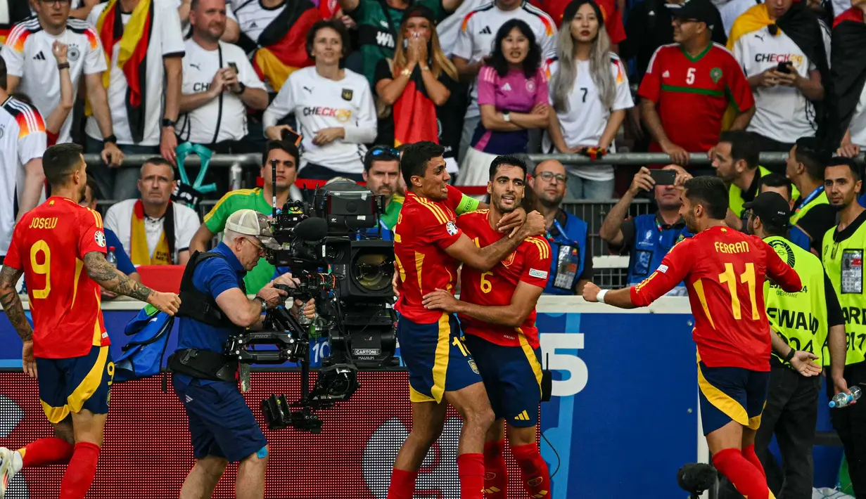 Hingga akhir pertandingan, skor tidak berubah, Spanyol menang 2-1 atas Jerman. (Fabrice COFFRINI/AFP)