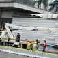 Pekerja menyelesaikan perbaikan halte-halte bus transjakarta koridor I yang rusak akibat dibakar massa saat unjuk rasa menolak UU Omnibus Law di Jakarta, Minggu (11/10/2020). Halte-halte tersebut rencananya beroperasi kembali pada Senin (12/10/2020). (Liputan6.com/Immanuel Antonius)